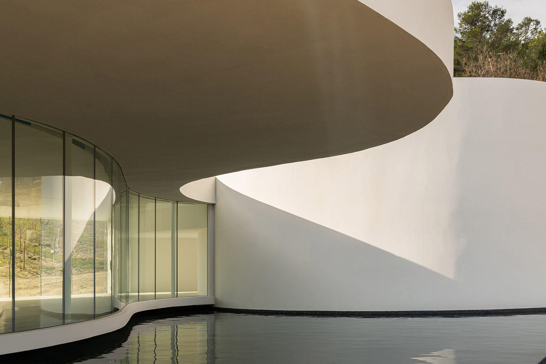 Pavilion by Oscar Niemeyer at Château La Coste winery near Aix-en-Provence © Photography by Château La Coste